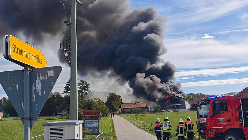 Eine riesige Rauchwolke entfaltet sich: Eine Feuerwehrkraft wurde bei den Löscharbeiten leicht verletzt. Eine riesige Rauchwolke entfaltet sich: Eine Feuerwehrkraft wurde bei den Löscharbeiten leicht verletzt.