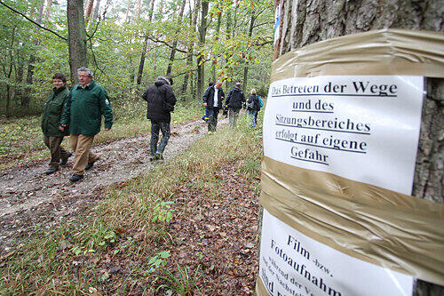 HIer geht's zum Prozess im Wald: Die Wege waren mit Hinweisen und Warnungen gut ausgeschildert.