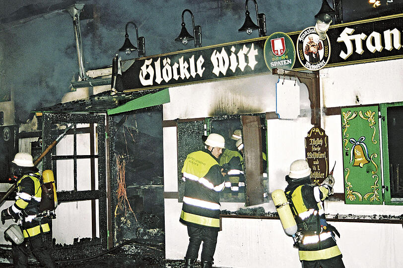 Feuer auf der Wiesn: Ein defekter Backofen ist schuld: Am 4. Oktober 2002 bricht ein Großbrand auf dem Oktoberfest aus. Der &bdquo;Glöckle-Wirt&ldquo; steht vollständig in Flammen. Erste Meldungen lassen zudem Gefahr für das riesige Schottenhamel-Festzelt vermuten. Vier Züge und die Abteilung Stadtmitte rücken aus, um das Schlimmste zu verhindern. Mit zwei Wasserwerfern und drei C-Rohren sind die Flammen nach 40 Minuten gelöscht. Das Zelt liegt trotzdem in Schutt und Asche. 2003 gibt es ein neues &ndash; mit einem Backofen der neuesten Generation.