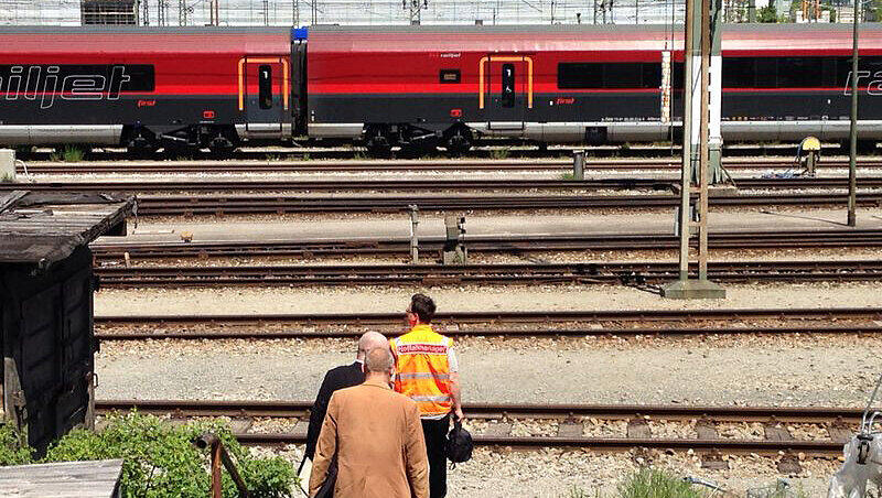 Ein Bahnarbeiter führt zwei Kriminalpolizisten zum Railjet, in dem das Neugeborene getötet wurde. Ein Bahnarbeiter führt zwei Kriminalpolizisten zum Railjet, in dem das Neugeborene getötet wurde.