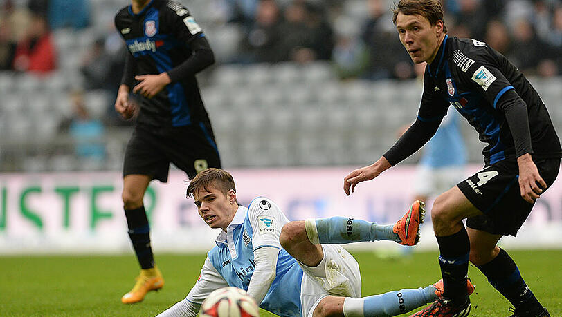 Schon wieder sind die Löwen ausgerutscht in der heimischen Allianz Arena. Im Bild Julian Weigl vom TSV 1860 München im Zweikampf mit Alexander Bitroff. Schon wieder sind die Löwen ausgerutscht in der heimischen Allianz Arena. Im Bild Julian Weigl vom TSV 1860 München im Zweikampf mit Alexander Bitroff.