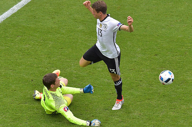 Noch ne Chance vertan: Thomas Müller im Duell mit dem nordirischen Keeper Michael McGovern.