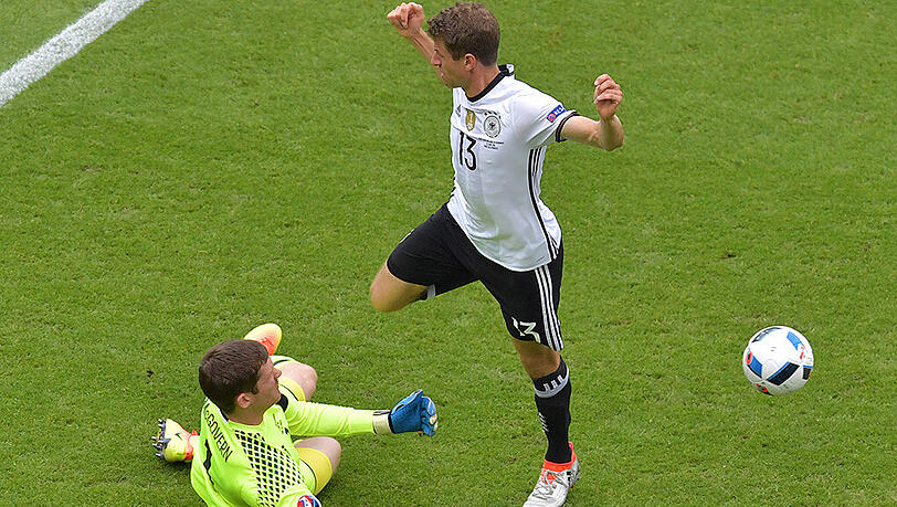 Noch ne Chance vertan: Thomas Müller im Duell mit dem nordirischen Keeper Michael McGovern.