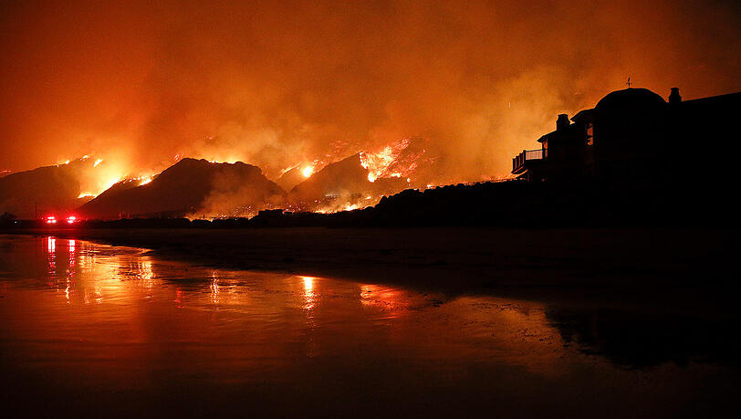 Die Flammen des Thomas-Feuers bahnen sich ihren Weg durch den Los Padres National Forest in Kalifornien. Die Flammen des Thomas-Feuers bahnen sich ihren Weg durch den Los Padres National Forest in Kalifornien.