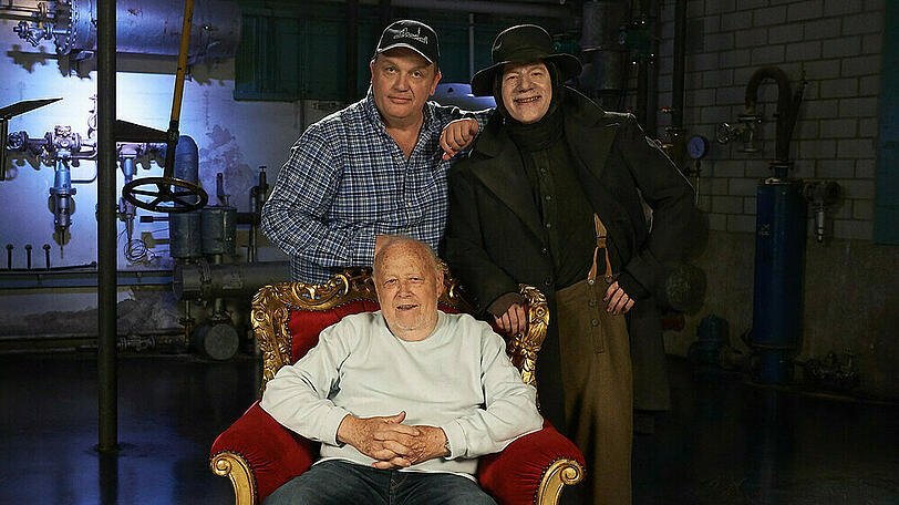Joseph Vilsmaier (im Stuhl), Hape Kerkeling (l.) und Michael "Bully" Herbig Ende 2019 am Set von "Der Boandlkramer und die ewige Liebe" im Münchner Kesselhaus