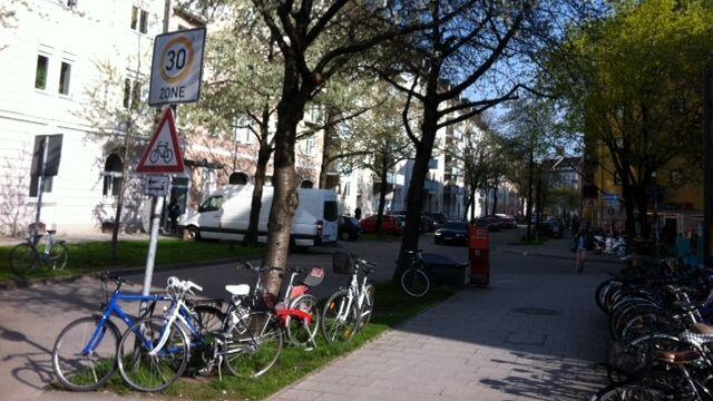 Jetzt parken viele Bewohner in der Au ihr Radl wieder draußen. Hier am Kolumbusplatz findet man meistens auch ein Leih-Fahrrad.