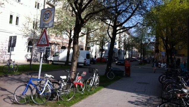 Jetzt parken viele Bewohner in der Au ihr Radl wieder draußen. Hier am Kolumbusplatz findet man meistens auch ein Leih-Fahrrad. Jetzt parken viele Bewohner in der Au ihr Radl wieder draußen. Hier am Kolumbusplatz findet man meistens auch ein Leih-Fahrrad.