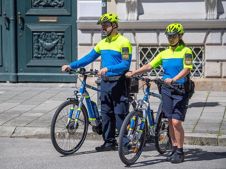 Jenny Babe (r-l) und Martin Jürgens, Fahrradpolizisten, stehen neben ihren Polizei-Fahrrädern. Foto: Lino Mirgeler/dpa/Archivbild