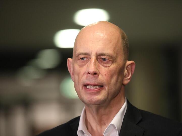 SPD-Landeschef Wolfgang Tiefensee gibt ein Statement ab nach einem erneuten Treffen von Linke, SPD und Grünen sowie der CDU im Thüringer Landtag.