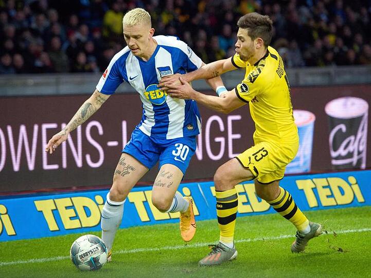 Dortmunds Raphael Guerreiro (r) im Zweikampf mit Herthas Marius Wolf.