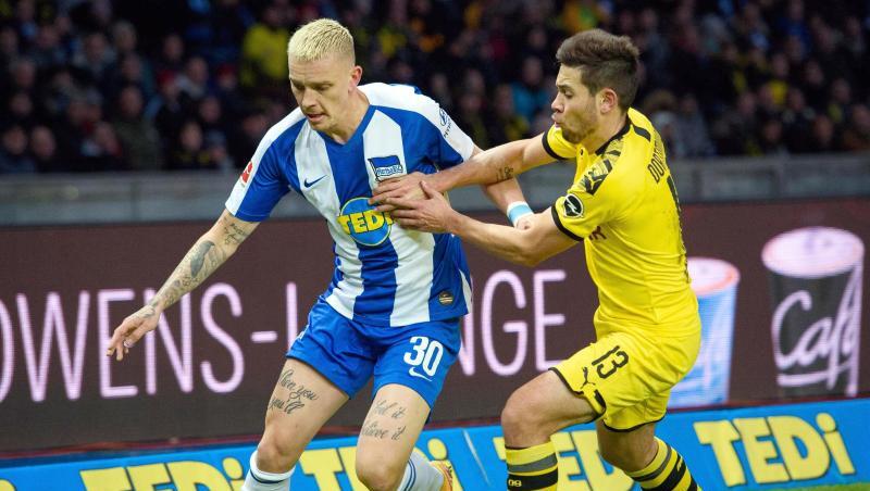 Dortmunds Raphael Guerreiro (r) im Zweikampf mit Herthas Marius Wolf. Dortmunds Raphael Guerreiro (r) im Zweikampf mit Herthas Marius Wolf.