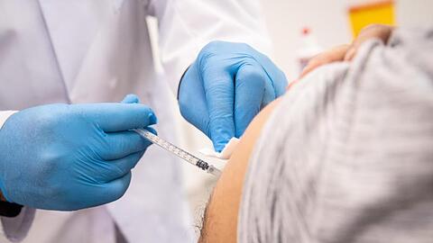Ein Mann erhält eine Auffrischungsimpfung gegen das Coronavirus.