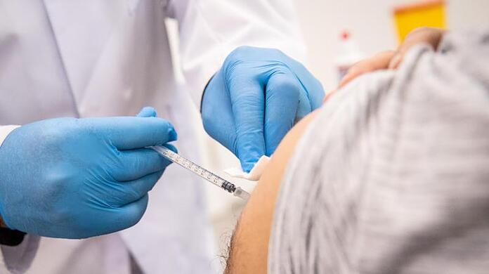 Ein Mann erhält eine Auffrischungsimpfung gegen das Coronavirus.