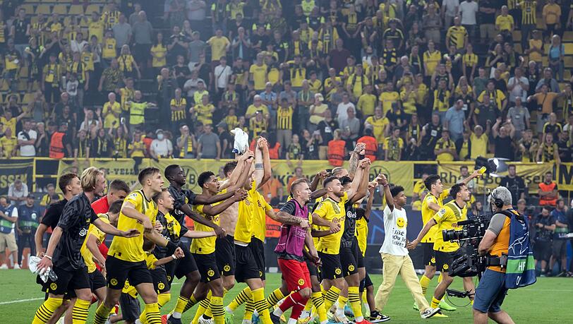 Feierstimmung: Die BVB-Profis lassen sich nach dem Sieg über Kopenhagen feiern. Feierstimmung: Die BVB-Profis lassen sich nach dem Sieg über Kopenhagen feiern.