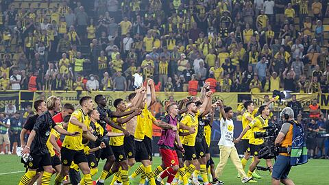 Feierstimmung: Die BVB-Profis lassen sich nach dem Sieg über Kopenhagen feiern.
