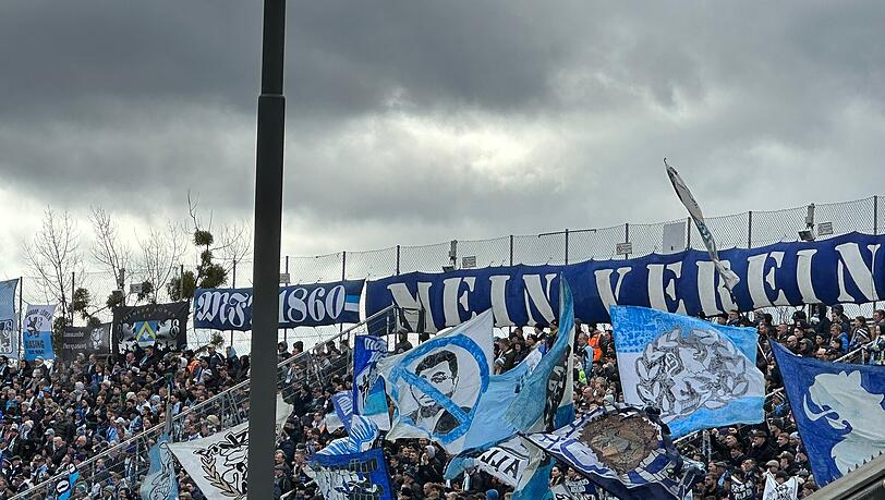 Hissen einen Banner gegen ihren Investor Hasan Ismaik: Die Ultras des TSV 1860.