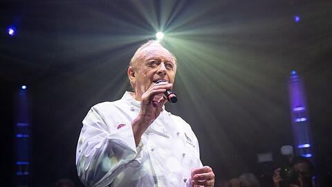Alfons Schuhbeck, Koch, singt.