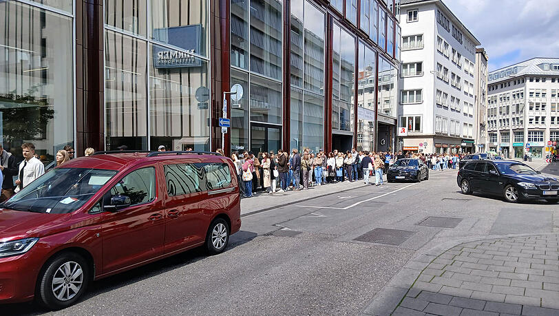 Hunderte von Menschen standen am späten Samstagvormittag vor der Hofstatt Schlange. Aber wofür eigentlich?