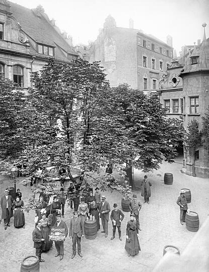 1910: Wer kennt diesen Innenhof? Das ist der Hof vom Hofbr&auml;uhaus. Ein Andenkenverk&auml;ufer und eine Breznverk&auml;uferin bieten den nicht gerade zahlreichen G&auml;sten ihre Waren an.