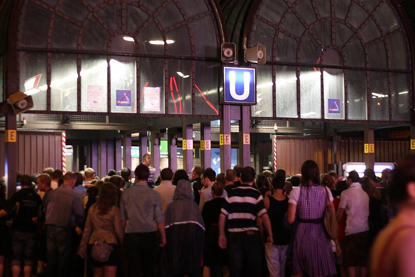 20:55 Uhr: Die Besucher benutzen auch gerne einmal den Ausgang als Abkürzung in den u-Bahnschacht - die Security ist allerdings für derartige Fälle gewappnet.