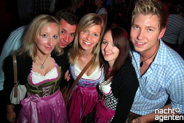 Erotik-Star Dirty Tracy heizte am Samstag in der Nachtgalerie ein. Dort hieß es wieder "Wiesn Pornös". Mehr Bilder unter: www.nachtagenten.de.