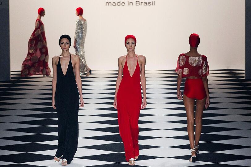 Gewagte Kleider und viel nackte Haut: Das ist die Fashion Week in Sao Paulo.