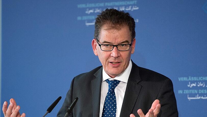 Bundesentwicklungsminister Gerd Müller (CSU). Hat er bei seiner Doktorarbeit abgeschrieben? Bundesentwicklungsminister Gerd Müller (CSU). Hat er bei seiner Doktorarbeit abgeschrieben?