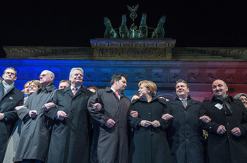 v.l: Der Regierende Bürgermeister von Berlin, Michael Müller (SPD), Bundestagspräsident Norbert Lammer (CDU), Bundespräsident Joachim Gauck, der Vorsitzende des Zentralrates der Muslime in Deutschland, Aiman Mazyek, Bundeskanzlerin Angela Merkel (CDU), Bundeswirtschaftsminister Sigmar Gabriel (SPD) und der Vorsitzender der Türkischen Gemeinde zu Berlin, Bekir Yilmaz bei der Mahnwache vor dem Brandenburger Tor.