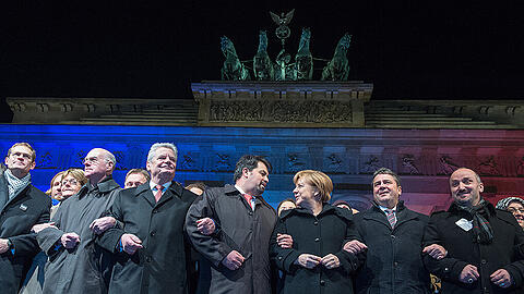 v.l: Der Regierende Bürgermeister von Berlin, Michael Müller (SPD), Bundestagspräsident Norbert Lammer (CDU), Bundespräsident Joachim Gauck, der Vorsitzende des Zentralrates der Muslime in Deutschland, Aiman Mazyek, Bundeskanzlerin Angela Merkel (CDU), Bundeswirtschaftsminister Sigmar Gabriel (SPD) und der Vorsitzender der Türkischen Gemeinde zu Berlin, Bekir Yilmaz bei der Mahnwache vor dem Brandenburger Tor.