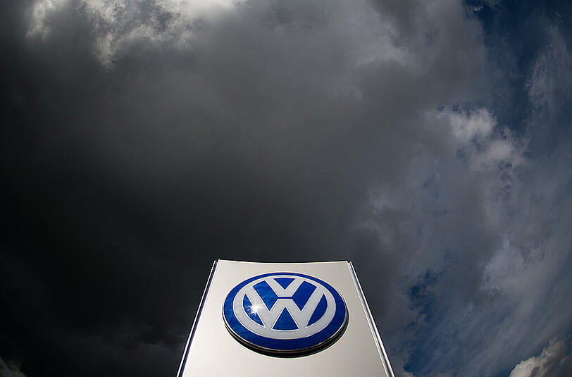 Die Tagesordnung für die nächste Hauptversammlung bei Volkswagen hat es in sich: Sie gibt Aufschluss darüber, ob der Vorstand für das Krisenjahr 2015 entlastet werden soll. Foto: Julian Stratenschulte/Illustration