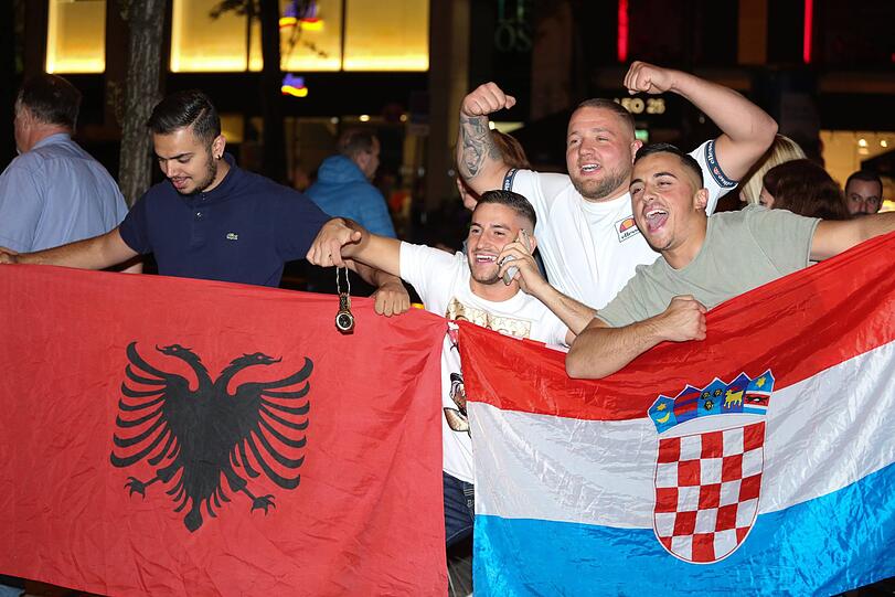 Autokorso und Party: Kroatische Fußballfans feiern auf der Leopoldstraße