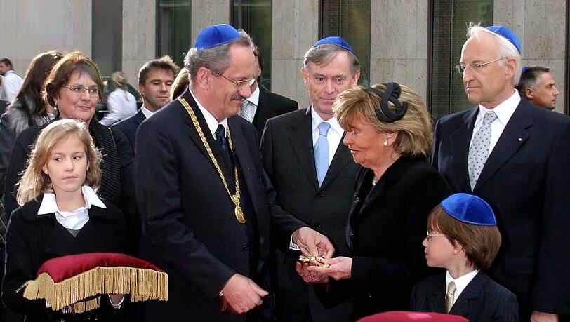 Bei der Eröffnung des Jüdischen Zentrums mit Bundespräsident Horst Köhler, Ministerpräsident Edmund Stoiber und der Präsidentin der Israelitischen Kultusgemeinde, Charlotte Knobloch. Bei der Eröffnung des Jüdischen Zentrums mit Bundespräsident Horst Köhler, Ministerpräsident Edmund Stoiber und der Präsidentin der Israelitischen Kultusgemeinde, Charlotte Knobloch.