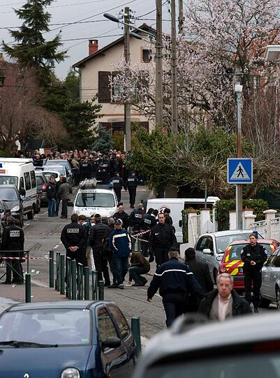 Bei einer Schießerei vor einer jüdischen Schule in
der südfranzösischen Stadt Toulouse sind nach Augenzeugenberichten
mindestens drei Menschen ums Leben gekommen.