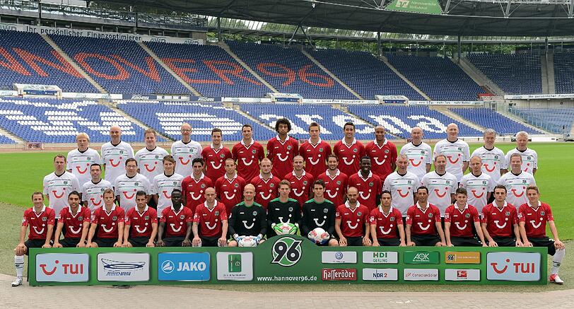 Das Mannschaftsfoto von Hannover 96: Obere Reihe von links: Mannschaftsarzt Bernd Brexendorf, Mannschaftsarzt Axel Partenheimer, Physiotherapeut Steffen Hartmann, Physiotherapeut Ralf Blume, Niko Gießelmann, Mario Eggimann, Felipe (Felipe Trevizan Martins), Artur Sobiech, Karim Haggui, Christopher Avevor, Leistungsdiagnostiker Jürgen Freiwald, Athletik- und Rehatrainer Heiko Sander, Kai Timm und Edward Kowalczuk. Mittlere Reihe von links: Teammanager Thomas Westphal, Zeugwart Mille Gorgas, Physiotherapeut Steffen Gniesmer, Physiotherapeut Patrick Borchers, Lars Stindl, Jan Schlaudraff, Konstantin Rausch, Leon Andreasen, Christian Schulz, Mame Diouf, Cheftrainer Mirko Slomka, Co-Trainer Norbert Düwel, Co-Trainer Nestor El Maestro, Torwarttrainer Jörg Sievers. Untere Reihe von links: Steven Cherundolo, Mohammed Abdellaoue, Henning Hauger, Deniz Aycicek, Didier Ya Konan, Christian Pander, Torwart Markus Miller,  Torwart Ron-Robert Zieler, Torwart Samuel Radlinger, Sofian Chahed, Manuel Schmiedebach, Sergio da Silva Pinto, Sascha Schünemann, Adrian Nikci, Yannik Schulze.
