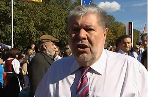 Kurt Beck beim Interview. Rechts im Hintergrund (weißes Hemd) der von Beck beleidigte Besucher der Einheitsfeier.