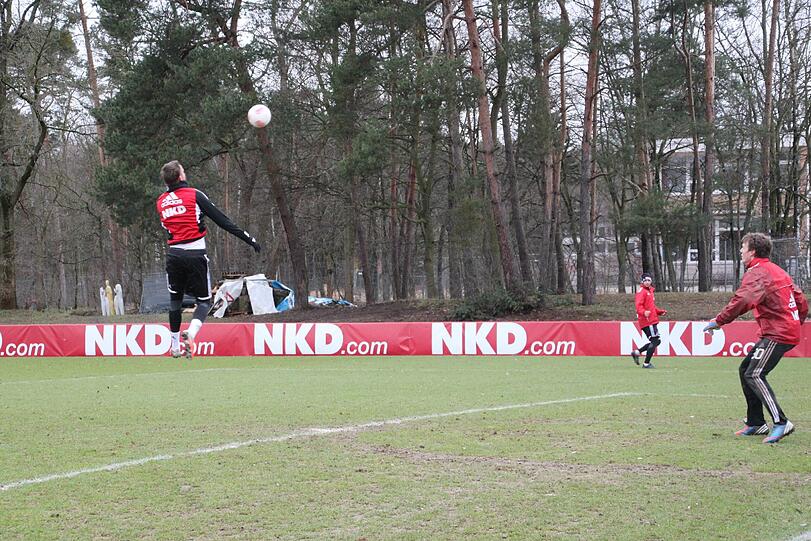 1,94-Meter-Mann Pekhart steigt beim Kopfball ganz weit nach oben.