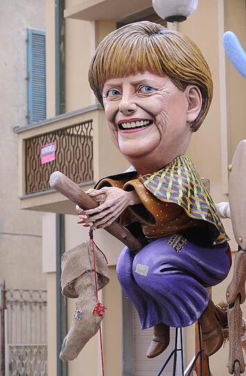 Auch in Viareggio in der Toskana sind die Umzüge kreativ und vor allem politisch. Fast jeder bekannte Politiker wird durch den Kakao gezogen.