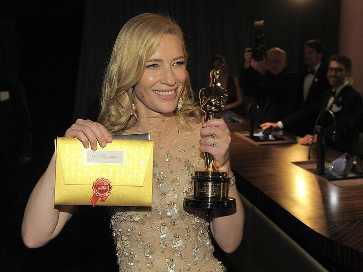 Den Oscar in der einen, Papier aus Bayern in der anderen Hand: Cate Blanchett gewann 2014 einen Goldjungen