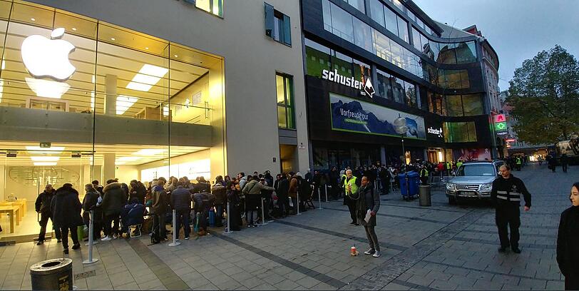 Die Rosenstraße in der Münchner Altstadt: Hunderte stehen am Freitagmorgen vor dem Apple-Store Schlange, sie alle wollen das neue iPhone X.
