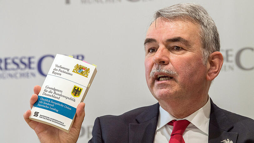 Bei seiner Forderung nach Schadenersatz argumentierte Gustl Mollath auch mit der bayerischen Verfassung und dem Deutschen Grundgesetz.