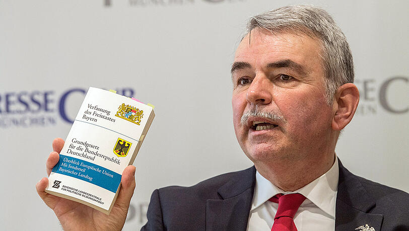 Bei seiner Forderung nach Schadenersatz argumentierte Gustl Mollath auch mit der bayerischen Verfassung und dem Deutschen Grundgesetz. Bei seiner Forderung nach Schadenersatz argumentierte Gustl Mollath auch mit der bayerischen Verfassung und dem Deutschen Grundgesetz.