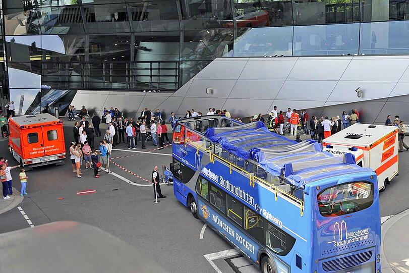 Einsatzstufe 2 vor der BMW-Welt: Polizei, Feuerwehr und Notärzte arbeiten bei dem Busunfall eng zusammen.