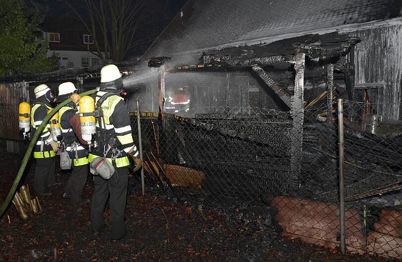 Der Holzschuppen brannte komplett nieder.