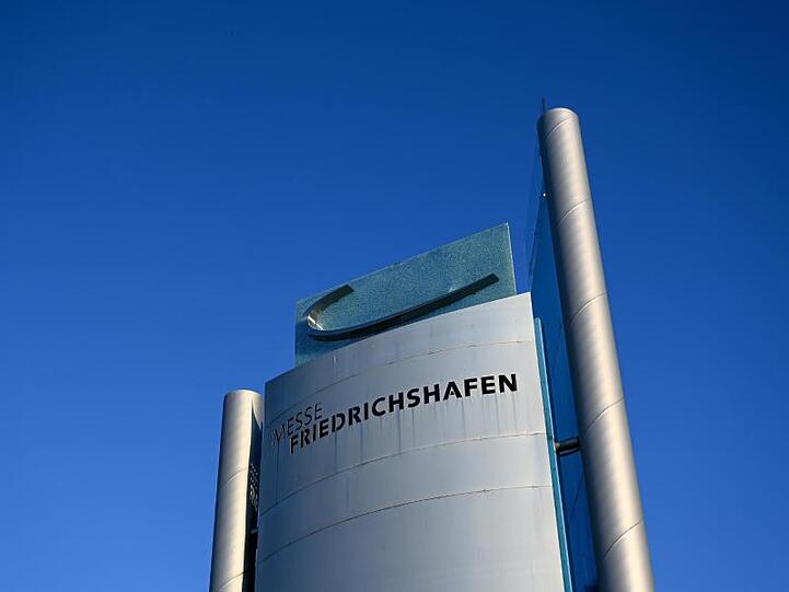 Eine Stehle weist auf die Messe Friedrichshafen hin. Foto: Felix Kästle/dpa/Archivbild