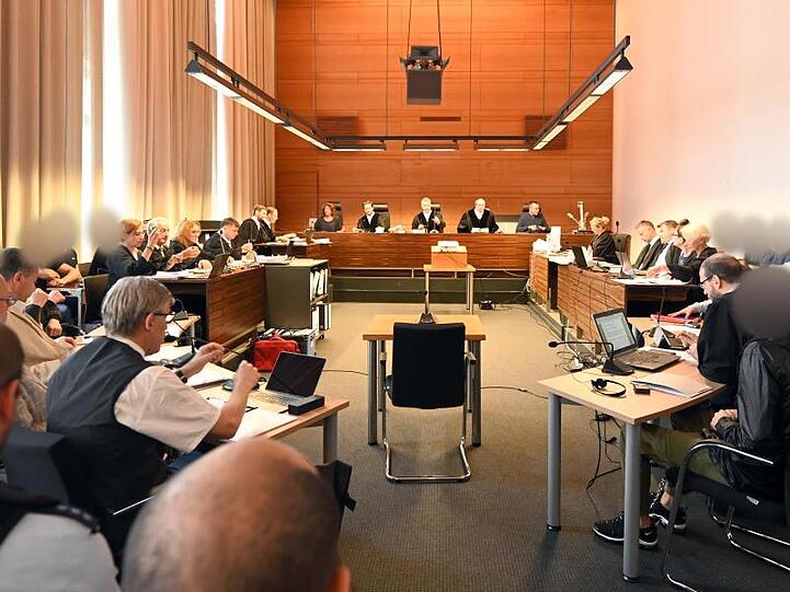 Die elf angeklagten Männer sollen laut Anklage eine 18-Jährige nachts in einem Gebüsch vor einer Diskothek vergewaltigt haben.