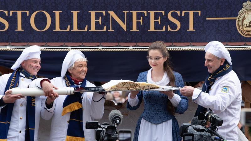 Das Dresdner Stollenmädchen und die Bäcker der Schutzgemeinschaft Dresdner Stollen präsentieren das erste Stück vom Riesenstollen. Das Dresdner Stollenmädchen und die Bäcker der Schutzgemeinschaft Dresdner Stollen präsentieren das erste Stück vom Riesenstollen.