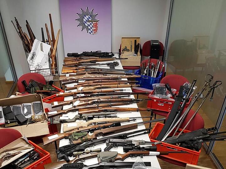 Sichergestellte Waffen und Munition in einem Raum der Polizei Passau. Foto: -/Polizeipräsidium Niederbayern/dpa