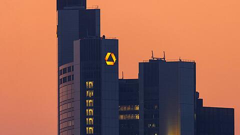 Im Falle einer Übernahme der Commerzbank soll etwa der Standort Frankfurt, hier im Bild der Commerzbank Tower, gesichert werden, rät eine Expertin.