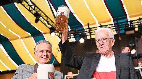 Frank Nopper (links), Oberbürgermeister von Stuttgart, und Winfried Kretschmann, Ministerpräsident von Baden-Württemberg.