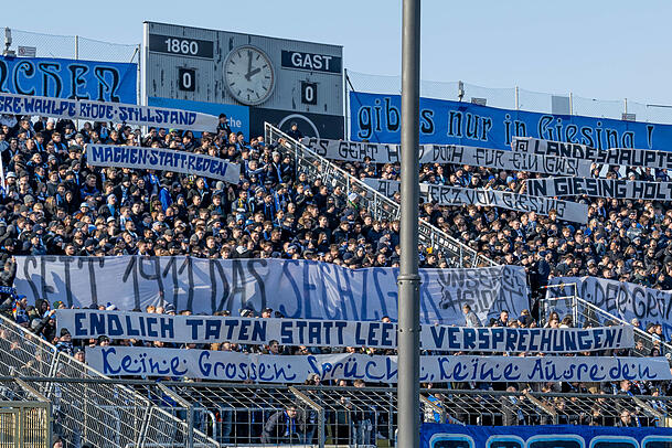 K&uuml;rzlich demonstrieretn die L&ouml;wen-Fans mit etlichen Spruchb&auml;ndern f&uuml;r einen Ausbau des Stadions in Erbpacht.